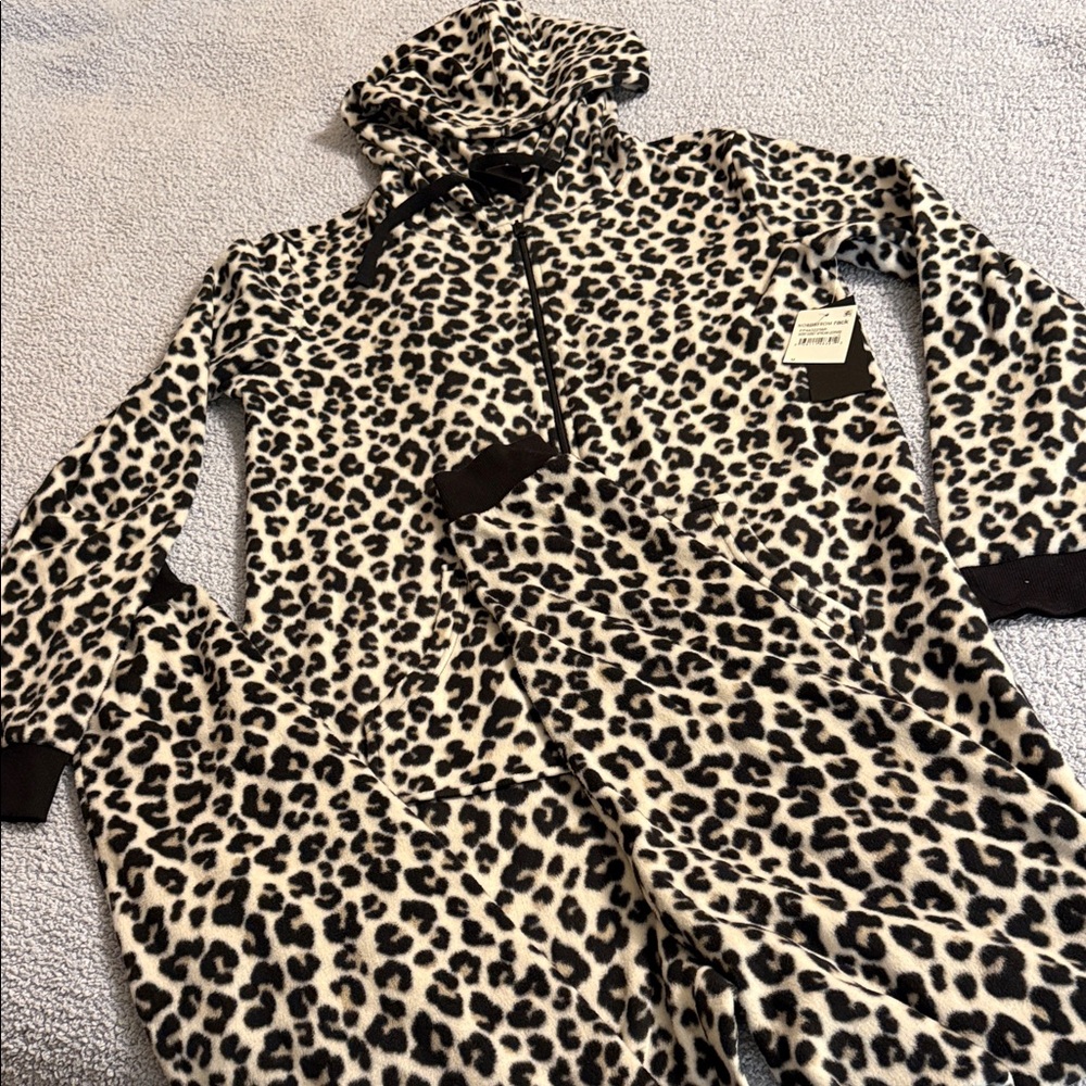 Nordstrom Rack Free Press Ivory & Black Leopard Hooded Onesie